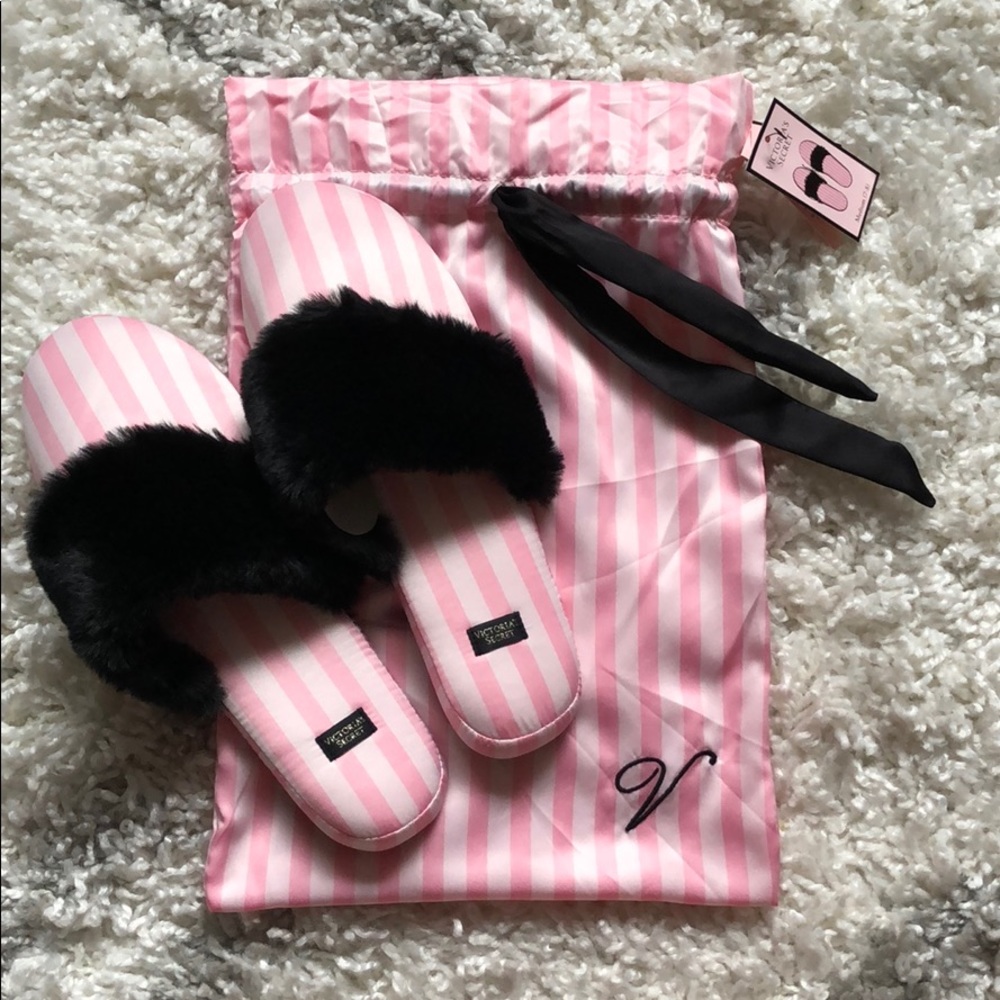 NWT Victoria’s Secret Furry Slippers Size 7/8